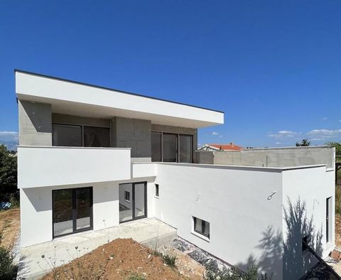 Neue anspruchsvolle Villa in Vrsi in der Nähe von Zadar, ca. 1200 Meter vom Meer entfernt. Die Gesamtfläche beträgt 125 qm. Das Grundstück ist 433 qm groß. Perfektes zeitgenössisches Design. Die Nettowohnfläche dieser eleganten Villa beträgt 125 m2, ...