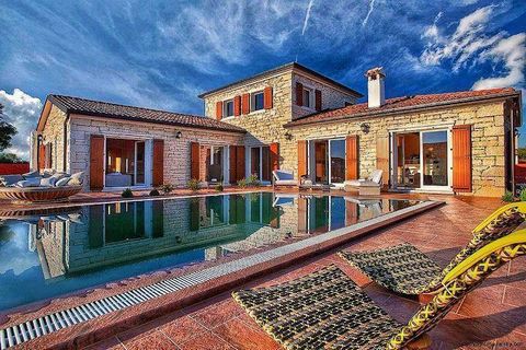 Magnifique villa à Svetvinčenat, au milieu de l'Istrie - région vierge et romantique ! La surface totale est de 230 m². Le terrain est de 1367 m². Cette villa de luxe est située dans un endroit calme et plus petit à proximité de Svetvinčent, presque ...