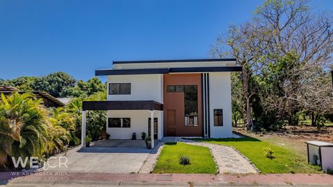 ID# 117057. Beautiful beach house for sale in Tambor, Puntarenas. Los Delfines Condominium, Golf and Country Club. 5 bedrooms, 4 bathrooms, 400 m2 of construction, 884 m2 of land, US$849,000. Welcome to an exclusive opportunity for sale within a drea...