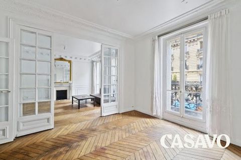 Casavo offers for sale this 5-room family apartment of 107 m² to renovate, located a stone's throw from Notre-Dame Cathedral and the Sorbonne, in the heart of the Latin Quarter, very sought-after. (Metro Maubert-Mutualité on line 10). The property is...