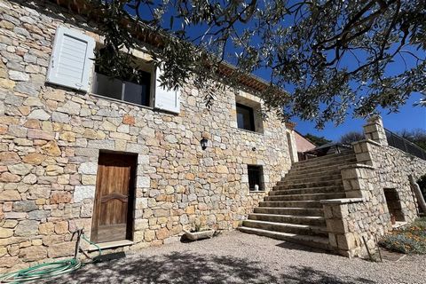 SOLE AGENT - At only 5 minutes walk from the charming village of Seillans, discover this completely renovated stone villa with high quality materials, offering an exceptional view of the surrounding hills and in calm, residential area. With 130 m² of...