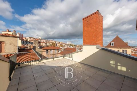 EXCLUSIVE - OPÉRA - On the top floor with lift, and alone on its landing, discover this superb through flat of 91.5 qsm carrez and 120 sqm (floor area). This high-standard, renovated flat will win you over with its loft feel and the brightness provid...