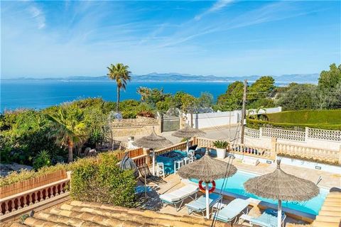 Detached villa on a plot of 604m2 approx. with sea views and holiday license. This villa has an area of approximately 304m2 and consists of a living room on two levels with fireplace, fitted and equipped kitchen, 3 double bedrooms with wardrobes, 2 b...