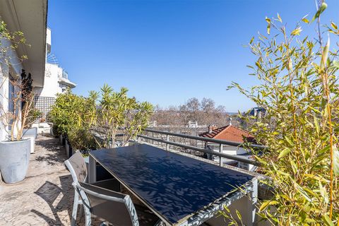 EXCLUSIVITE, Lyon 6, l'agence Sandra Viricel Immobilier vous présente dans une résidence de Standing ce bien d'exception de 135 m2 bénéficiant d'une magnifique terrasse de 45 m2 avec vue sur le Parc de la Tête d'Or. Situé au 6ème étage, vous serez im...
