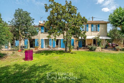 Ideally located near the town centre of the town of Istres, this Provençal house offers a total surface area of 270 m2 with swimming pool and garden. Set on a vast landscaped garden of 1780 m2, this building ensures a way of life between indoors and ...