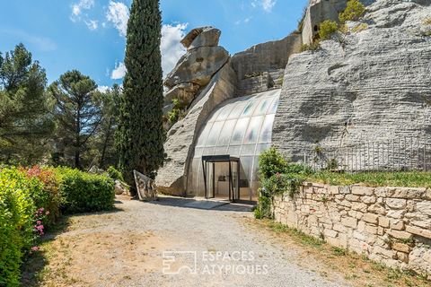 Located in the commune of Les Baux de Provence, these former stone quarries spread over a set of nearly three hectares and offer a grandiose natural landscape, forged over the centuries by man and natural elements. This exceptional site with its omni...