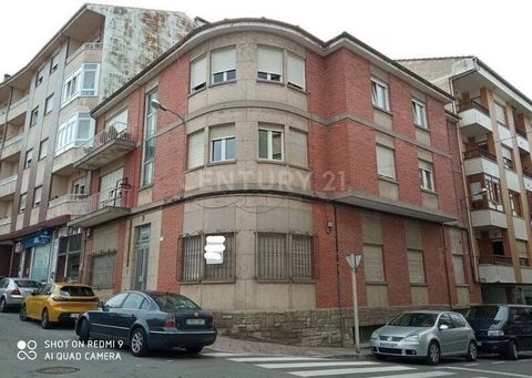 Apartment with four bedrooms and two bathrooms. Located on the ground floor of the building, to enter the house, you have to go down some stairs, accessing the hallway. We have a very large living room, from which we have access to a room, which can ...