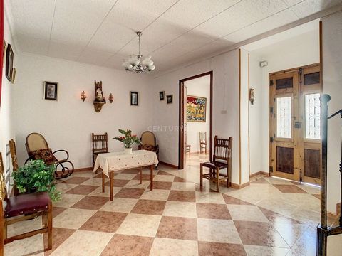 Welcome to this spectacular home in the beautiful sierra near Antequera, a place full of history and comfort! This charming property offers a tranquil setting yet is conveniently located close to all the public services and entertainment options you ...