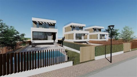 Une villa de luxe indépendante à seulement 100 m de la belle plage de sable d'Oliva. La villa est actuellement en construction et sera achevée en 2023 - 2024. La villa est à distance de marche de la plage. Les étages supérieurs ont une vue sur la mer...