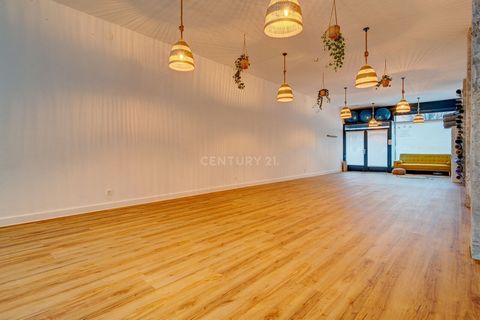 Century 21 is pleased to present this spacious and comfortable fully renovated premises in the center of the city!! Exterior with 2 façades and with good shop window Don't miss the opportunity to invest with a guaranteed return of 7% Currently rented...