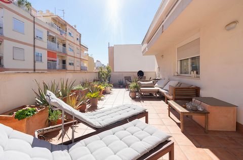 Duplex with large private terrace Nice duplex with garage in quiet area in Palma This nice duplex in Palma is located on a quiet street in a very nice neighbourhood. Santa Catalina is only a 10 minute walk from here. The apartment has a living area o...