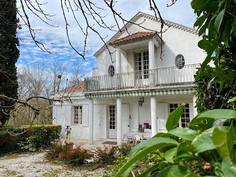 Discover this charming mid-19th century property, just 15 kilometres from the centre of Bordeaux, nestling in a verdant setting. Set in a large plot of 6500m2, you will appreciate the wooded area as well as the formal garden and a row of hundred-year...