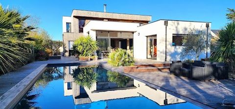 Venez découvrir cette sublime maison contemporaine construite en 2023 sur une parcelle de 1831m² nichée à seulement 5 minutes de la plage des Govelins. Au calme, cette propriété lumineuse et fonctionnelle dispose d'un jardin paysagé avec une piscine ...