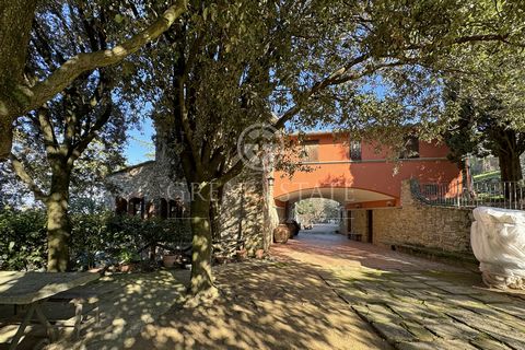 Exklusives Bauernhaus in der Toskana in Arezzo - 'Villa Belvedere', die sich in der wunderschönen Landschaft des Zentrums von Arezzo befindet. Von außen präsentiert sich das Bauernhaus im ältesten Abschnitt aus Stein. In den 1970er Jahren wurde es ve...