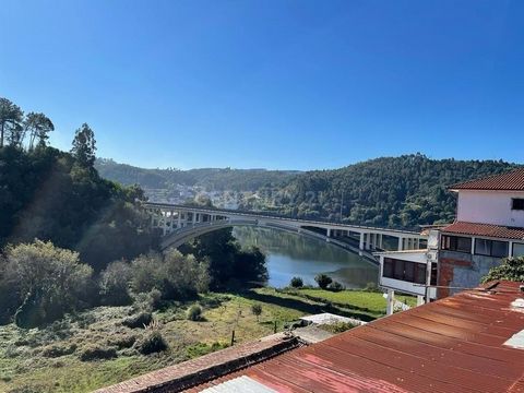 Villa de 5 chambres avec balcon et terrasse surplombant le fleuve Douro Maison à vendre avec 4 façades surplombant le fleuve Douro, près de l'embouchure de la rivière Sousa. Maison avec beaucoup de potentiel de par sa situation. Bon investissement po...