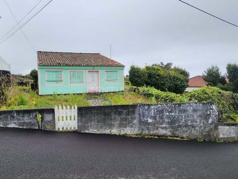 House to recover, in the parish of São João, Pico Island. With the possibility of building up to 400 m2. Very well located, close to school, restaurant and leisure areas. This property could be your home or even an excellent investment opportunity.