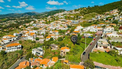 If you are one of those who wants to build your dream home in Funchal with a definitive view under the bay and enjoy the fireworks of the end of the year this can be a magnificent opportunity! Located south of the island with an excellent road front ...
