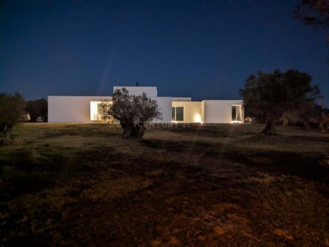 Welcome to the peaceful and welcoming environment of an Alentejo farm in Évora, a unique real estate property located in the heart of the Alentejo region. Here, you will find a special place that offers a relaxed and serene lifestyle, with a spectacu...