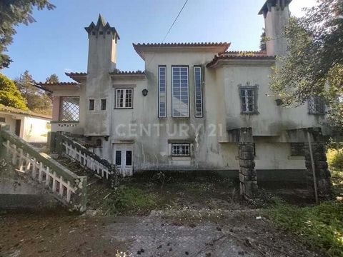 T8 House in Need of Renovation in Cucujães, Oliveira de Azeméis, Aveiro If you are looking for a unique investment opportunity, we present this spacious T8 house located in the charming town of Cucujães, situated in the municipality of Oliveira de Az...
