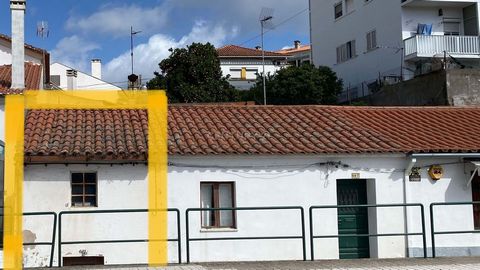 Come and see this house in the center of Vila Velha! Opportunity to completely remodel to your liking! Ground and first floor with a patio. This village in Central Portugal is located 25 km from Castelo Branco and 5 km from the River Beach Foz do Cob...