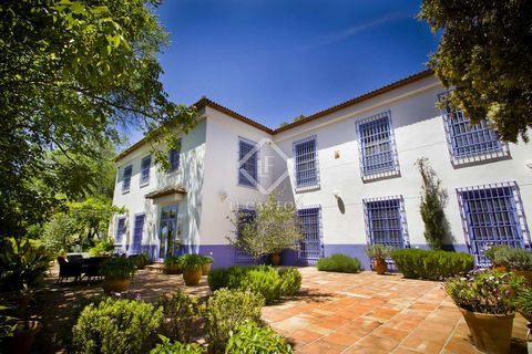 It is a pleasure to present this exclusive completely renovated manor house, located 50 minutes northeast of Malaga and 1 hour from Granada. With a built surface area of 640 m², it sits on a plot of more than 2 hectares and is surrounded by beautiful...