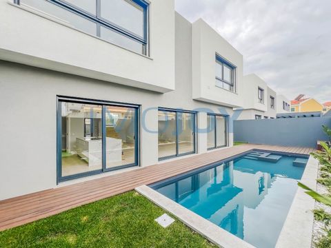 Excellent detached luxury 4 bedroom villa, new and contemporary architecture, with swimming pool and garden. With excellent finishes, with a lot of light, unobstructed view. With garage for one car plus outside parking for two cars. In a quiet area o...