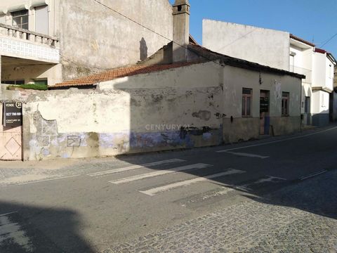 Moradia antiga localizada, no centro da Lardosa, a 15km's de Castelo Branco. A menos de 1km da Auto estrada A23 em direção Lisboa /Porto. Casa antiga com logradouro, ideal para reconstruir. Com duas entradas, esta pequena moradia composta por 2 quart...