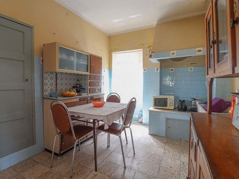 In the locality of Casal Novo, you will find this property composed by 3 different items: two houses and a huge land with well, very close to the National Road 109 and 1 minute from the access to A17 (Quiaios). 1 - two bedroom House, built in 1973, c...
