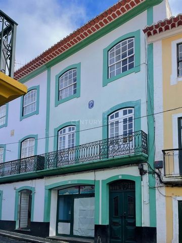 Excellent 3 bedroom villa in Angra do Heroísmo Very well located practically in the center of the World Heritage City, with easy access to the main services: bank, pharmacy, restaurants, supermarket, public transport. Just a few minutes from the Publ...
