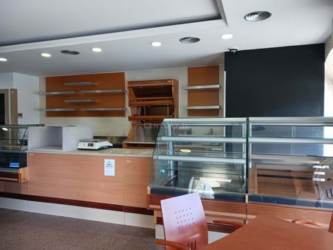 Bakery/pastry shop in perfect working order, fully equipped and furnished, with an oven to bake bread, cold counters, showcases, plenty of indoor and outdoor seating, parking space at the foot of the establishment. It is located in a residential area...