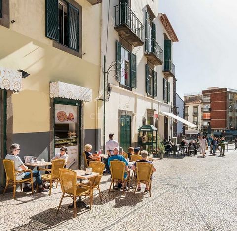 Übertragung/Verkauf von zwei Gewerbeflächen in der Innenstadt der Stadt Funchal, einer sehr belebten und touristischen Gegend. Beide Räume sind in gutem Zustand, gut gepflegt und verfügen über eine Terrasse. Ausgezeichnete Geschäftsmöglichkeit. Buche...