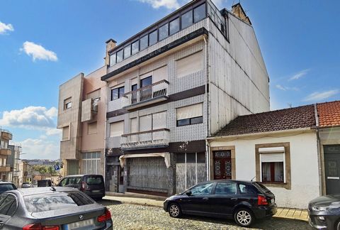 Mixed building in good condition. It consists of: - Ground floor Establishment with 96m2, garage and patio -1st Floor: a T1+1 with 88m2 in good condition and a T2 with 91m2, which is rented. -2nd floor, a T1+1 with 88m2 in good condition and a T2 wit...