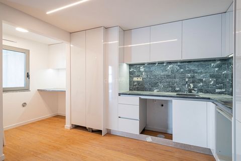 O ALIANÇA OPERÁRIA RESIDENCES é constituído por 12 apartamentos, com tipologias T1, T2, T3+1 (Duplex) e as suas áreas vão dos 40 m² aos 120 m². O empreendimento, dotado de estrutura anti-sísmica, é composto por um piso subterrâneo para estacionamento...