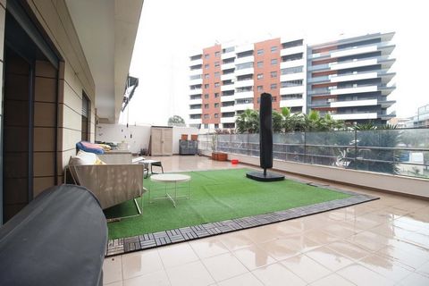 Come and discover this incredible 3-bedroom apartment with a 90m2 terrace, located in the prestigious Colinas do Cruzeiro urbanization in Odivelas, where you have a whole network of commerce and services available, such as various restaurants, cafes,...