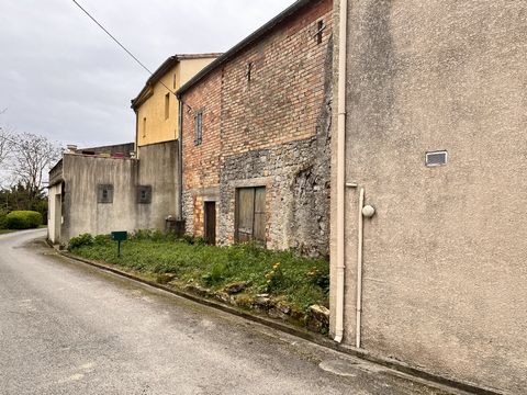 Fanjeaux close. Located in a pretty village, Former Wine Shed with over 200 m² surface to renovate comprising large spacious rooms and offering lots of possibilities. Structural work in good condition, new roof. The property has entrances on 2 differ...