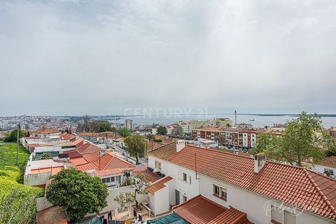 Come and discover this charming APARTMENT IN REBOREDA WITH EXCELLENT AREAS in Setúbal, Portugal BUILDING with just 18 units, with elevator and organized condominium. This apartment located on the 2nd floor, with views of Troy, the city and the countr...