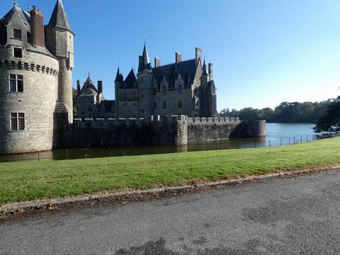Loire Atlantique, Missillac - 44780 . Dans le château de la Bretesche 15 ème siècle, appartement de 120 m² , boiseries, parquet, cheminées, vue sur le golf, l'étang et les tours du château. Une salle à manger, cuisine, un grand salon séjour avec chem...