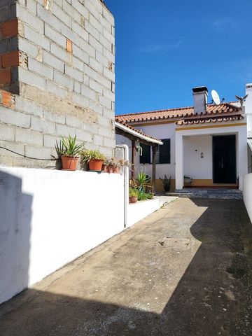 Located in the village of Monte do Trigo, between Évora (30km) and Beja, 1.45h from Lisbon and 45 minutes from the A6 (Lisbon-Madrid), this villa will allow you to satisfy your needs whether for permanent residence or on vacation. This house is in go...
