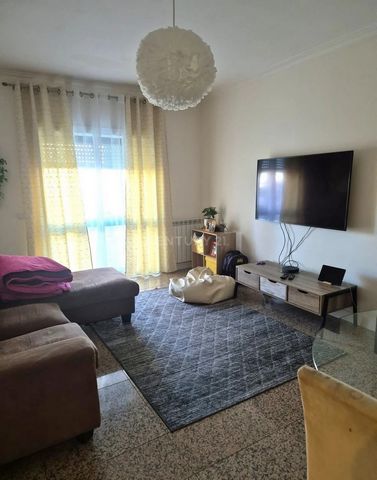 Apartment on a 3rd floor in Viseu, facing west and lots of natural light, in a building with reference construction, services and commerce in the vicinity. The entrance hall is large and welcomes us with granite floors, walls, doors and skirting boar...