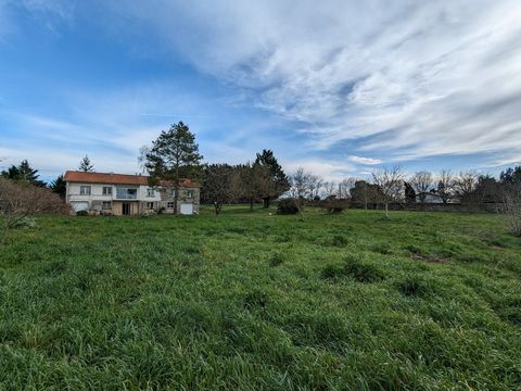 In Saint-Savinien, a town of 2500 inhabitants with all amenities, located between Saintes and Rochefort, I offer you in exclusivity this large house from the 60s, nestled on the heights of the village and offering 97 m2 of living space on one level, ...