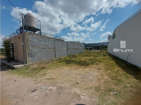 You like living in the city of Estelí! This sale option may interest yousolar located at 5c of the Pan-American South Exit of the city with dimensions of 8.40 meters in front by 22.50 meters in depth which has basic services such as: drinking water, ...