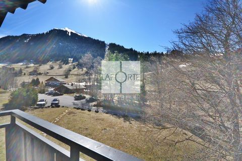 Discover this 3-room apartment of 53.15m2 on the last floor of a small condominium, offering beautiful services in the village of La Clusaz, Aravis sector. The property is located in a quiet residence, a stone's throw from the Telemix and the ski lif...