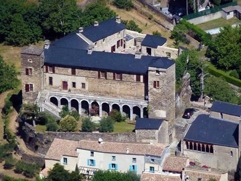 #A piece of history, but a comfortable home dating back to the 12th Century. 565m2 of habitable space. The elevations, roofs, main hall and chimney of the main hall are included in the Supplementary Inventory of Historic Monuments (ISMH). Private gar...
