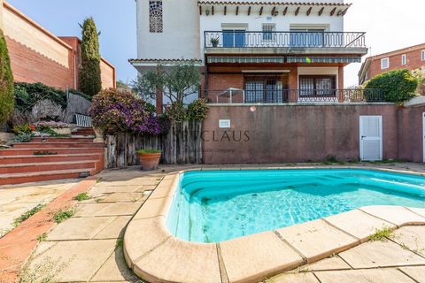 Villa individuelle à vendre à Arenys De Mar, avec 3.043.952 ft2, 5 chambres et 4 salles de bains, piscine, 2 garage et débarras. Features: - Garage - Alarm - SwimmingPool
