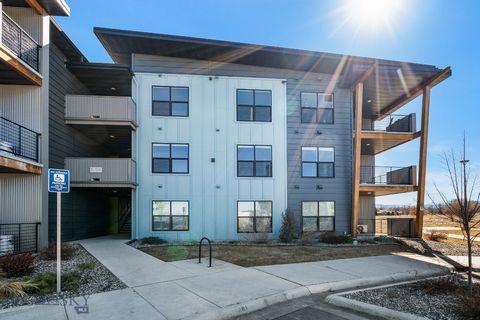 Check out this recently renovated top floor modern condo located in the heart of Bozeman! Top floor unit, overlooking Rose Park, complete with disc golf course and trail network. Located close to all of the shopping and dining amenities Bozeman has t...