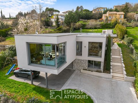 In the town of St-Cyr-au-Mont d'Or, nestled in a green setting, this villa with a breathtaking view of 273m2 (360m2 useful) is located on a plot of 3.684m2. The playground of a renowned architect, this house has been completely redesigned by its gues...