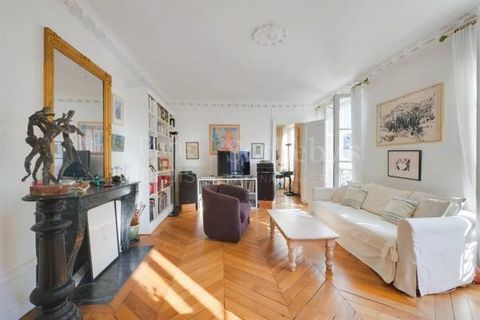 Paris 3rd arr. - rue des Tournelles. In the heart of the historical Marais, in a beautiful luxury building, on the 3rd and last floor of a building on a courtyard, family apartment crossing east-west, within a very good co-ownership well maintained, ...