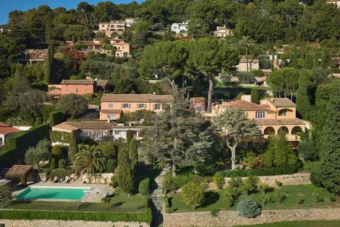 Exceptional - Welcome to La Fontaine, an exceptional property where charm comes to life, and each day is a celebration of the art of living in the Provencal style. Nestled in the heart of Mediterranean landscapes, this former farmhouse with Jasmines ...