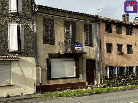 DORPSHUIS Groot dorpshuis op het zuiden van 122 m² woonoppervlak, tussen Foix en Saint-Girons. Het huis bestaat op de begane grond uit een woonkamer, een keuken, een badkamer, een slaapkamer van 13 m² en een kleine binnenplaats. Op de eerste verdiepi...
