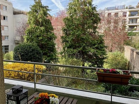 Rare in Montrouge: very nice T3 with balcony overlooking the garden of the condominium, quiet, not overlooked. Double exposure (east/west). No work required. Selling price: 545 000 euros agency fees paid by the seller The apartment with a surface are...